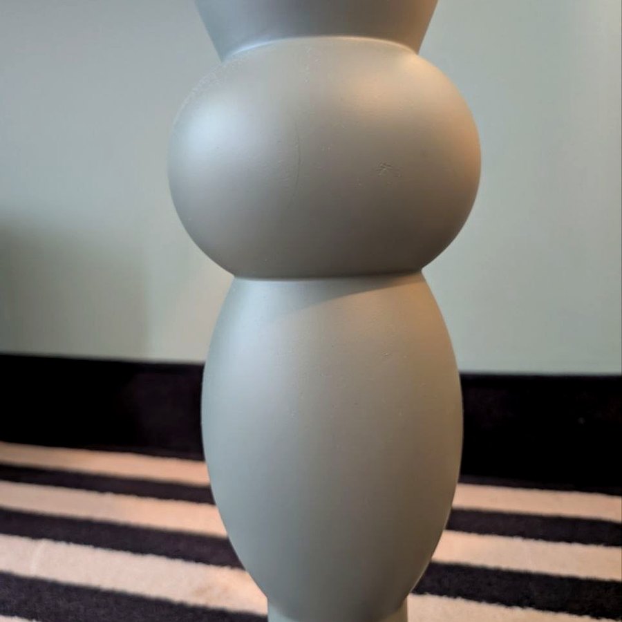 Maßgefertigtes skulpturales Möbeldetail
